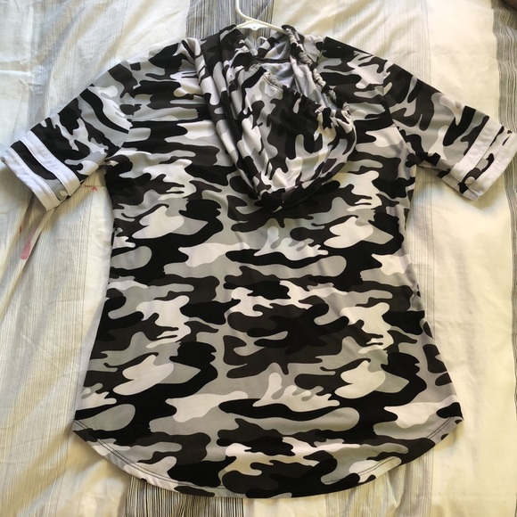 Girls camouflage top with hood - Picture 2 of 2